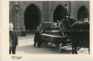 Beisetzung Gerhart Hauptmanns - Der Sarg vor dem Rathaus Stralsund