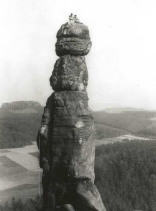 Sächsische Schweiz. Pfaffenstein, Barbarine. Seilschaft Karlheinz Gonda am Alten Weg (VI)