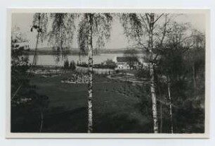 Bauernhof in Mecklenburg (Wohnanlage), Mecklenburg: Gesamtansicht mit See im Hintergrund