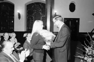 Freiburg: Kaufhaussaal, Konzert und Ausstellung Hortense von Gelmini, Hortense von Gelmini mit Blumen
