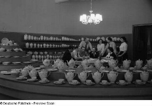 Kunden und Verkäufer an einem Porzellanstand, Herbstmesse 1953