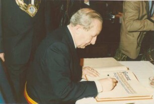 Verleihung der Ehrenbürgerschaft an Dr. Meyers, den Bürgermeiste der Partnerstadt Hasselt. Dr. Meyers bei der Unterschrift. Detmold, Rathaus