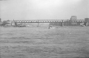Mannheim: Rheinbrücke im Hafen