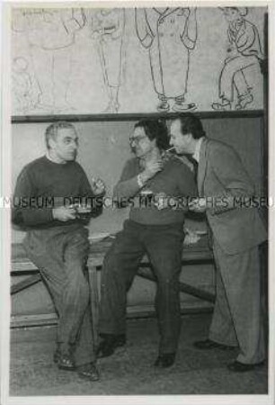 Der Zeichner Horst von Möllendorff im Gespräch mit seinen Kollegen Hans Kossitz und Jonny Liesegang in Berlin (West)