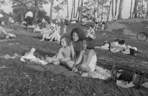 Kinderaufnahmen (Hegent) am Stößensee : Badegäste auf einer Liegewiese im Strandbad