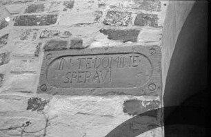 Gut Jersbek: Torhaus: Detailaufnahme: Torbogen: Kämpferstein mit Inschrift