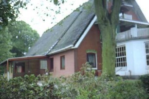 Fuhrwegen: traufständiges Bauernhaus mit Reetdach: nach Umbau: rückwärtige Traufseite mit Veranda: Giebelseite, eingeschossiger Anbau mit Altan
