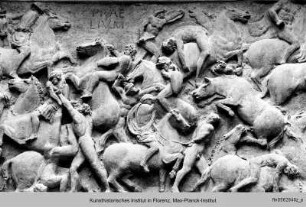 Praelium: Reiterschlacht - Ausschmückung des Hofes mit Fresken und Terrakottareliefs