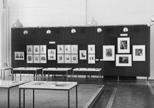 Photographie in Dresden: Hugo Erfurth und Heinrich Kühn : Ausstellung "Photographie in Dresden" im Albertinum 1982. Raumaufnahme Seitenkabinett mit dem Ausstellungsteil "Hugo Erfurth und Heinrich Kühn"
