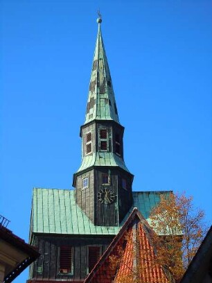 Osterode - Turm der Marktkirche : Am Turm der Marktkirche von Osterode befindet sich eine Turmuhr. Aufgenommen im Harz am 23. Oktober 2011