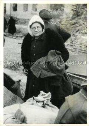 Alte Frau im überfluteten Oderbruch