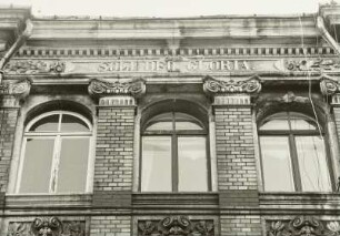 Dresden-Neustadt, Görlitzer Straße 35/37. Doppelwohnhaus mit Laden (um 1900). Fassadendetail mit Inschrift "Soli deo gloria" (3. Obergeschoß)