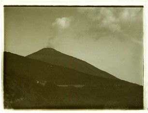 Bild aus der Ferne, Rauchwolken am Krater