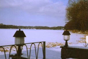 Lütjensee im Winter, im Vordergrund Terrasseneinfassung