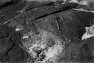 Gebänderter Gneis : Felsen aus gebändertem Gneis nahe des Lunsenfwa-Flusses.