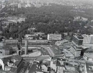 Luftaufnahm, Blick von Süden auf den Breitscheidplatz. Berlin-Charlottenburg, Tauentzienstraße, Budapester Straße