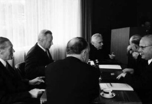 Freiburg: Katholische Akademie, Bischöfe am Tisch, Landesbischof Class, Stuttgart; Erzbischof Dr. Schäufele, Freiburg; Generalvikar Schlund; Weihbischof Gnädinger