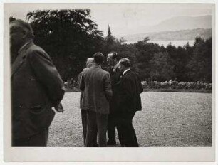 Gartenparty bei Joseph Avenol, Generalsekretär des Völkerbundes in Genf. von links: Joseph Avenol, Anthony Eden, René Massigli, Yvon Delbos