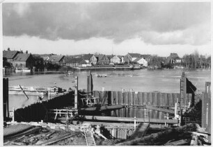 Baustelle Estesperrwerk bei Hochwasser, Stahlspundwände