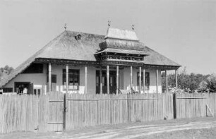 Reisefotos Rumänien. Bauernhaus mit hölzerner Einfriedung