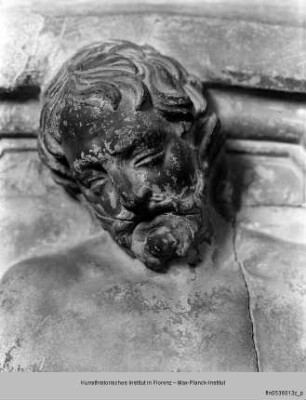 Skulptur der Portalinnenseite : Schmerzensmann als Schlussstein der Archivolten: