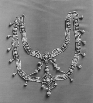 Doppelte Kette mit Quasten