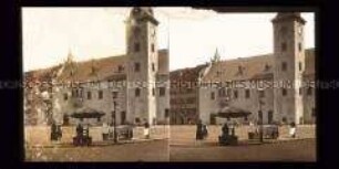 Belebter Marktplatz mit Rathaus, Freiberg