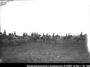 Geländeübung des Feld-Artillerie-Regiments Nr. 46 Enthält: Soldaten mit Lanzen(?) zu Pferd, links: mit Pferden bespannte Geschützlafetten
