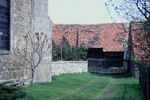 Kirche, Südseite; hinten Scheunen