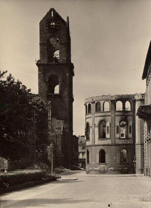 Zerstörte Gebäude in der Innenstadt. Katholische Stadtkirche St. Stephan und Ständehaus