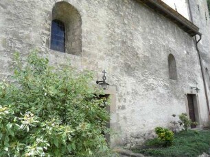 (Evangelische Kirche) - Langhaus über Traufseite Nord mit romanischen Rundbogenfenstern (einst festes Langhaus)