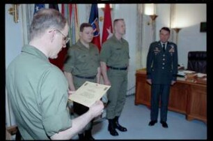 Fotografie: Auszeichnung von Angehörigen des 6941st Guard Battalion in den Lucius D. Clay Headquarters in Berlin-Dahlem