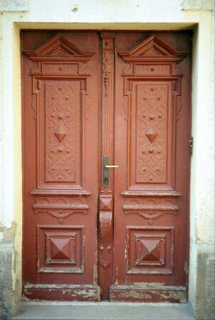 alte Haustür mit reicher Verzierung
