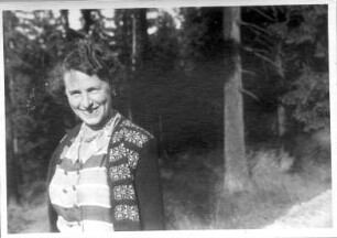 Bad Grund. Frau während eines Spazierganges