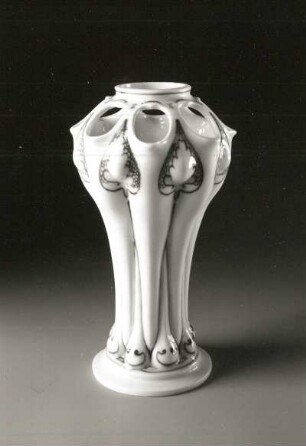 Vase mit acht seitlichen Öffnungen und blauer Unterglasmalerei