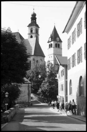 Kitzbühel: Giebeldachhäuser in der Hauptstraße, mit Pfarr- und Liebfrauenkirche