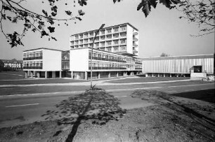 Freiburg: Uni-Bauten, Zahnklinik vor der Vollendung von Süden
