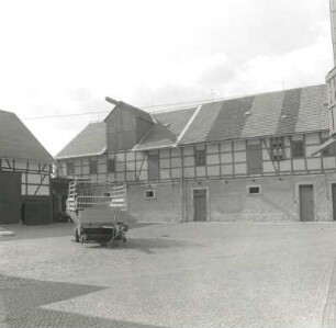 Niederalbertsdorf, Dorfstraße 1. Vierseithof (19. Jh.). Scheune. Hofansicht (Teilansicht)
