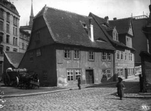 Blick auf Mündung der Zapfenstraße in die Oleariusstraße. Rechte Bildseite - Pferdekutsche