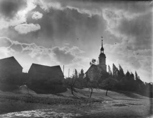 Ortsteilansicht mit Kirche : Unbekannter Ort. Ortsansicht mit Dorfkirche