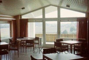 Kreisaltenheim [Reinfeld]: am Schwarzen Teich [später Kaliskaweg]: nach Fertigstellung: Innenaufnahme: Aufenthaltsraum mit Balkon