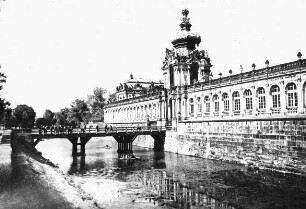 Dresden, Zwinger, Ansicht der Westflanke mit Kronentor; 1709-1728: Matthäus Daniel Pöppelmann; Balthasar Permoser; 1847-1854: Gemäldegalerie von Gottfried Semper; Pöppelmann, Matthäus Daniel; Permoser, Balthasar