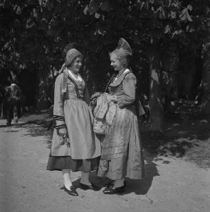 Junge Frauen in Wachauer Tracht