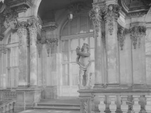 Dresden. Zwinger, Putto vor dem Wallpavillon von der Wallseite