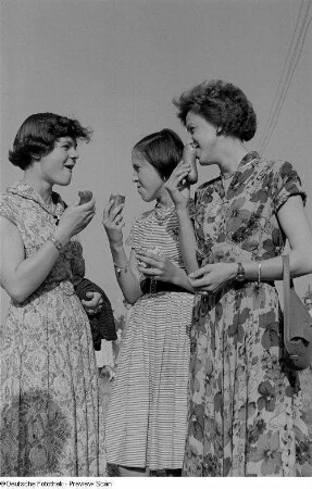 Gruppenporträt drei essender Frauen