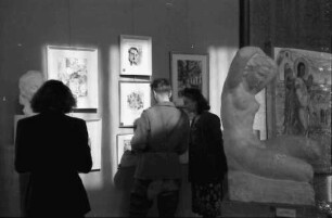 Bukarest: Dalles Saal: Salon official 1944, Saal mit Plastiken, Personen, näher