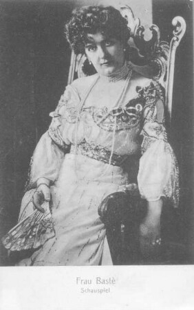 Porträt Charlotte Basté (1864-1928; Schauspielerin). Fotografie (Weltpostkarte, bezeichnet). Dresden, um 1910
