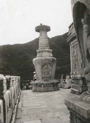 Peking, China. Kloster der smaragdgrünen Wolke (Kloster der azurblauen Wolken), Tempel Pi Yin Sze (Biyun si) im östlichen Teil der Pekinger Westberge. Diamantthronpagode (Jingang baozuo; 1748), Flaschenpagode auf der oberen Terrasse