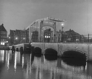 Niederlande. Amsterdam. Nächtliche Beleuchtung der Mageren Brug (Magere Brücke)