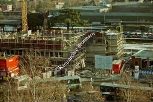 Mommsenstraße 14 (Gebäude F): Rohbau vom Hochhaus (Gebäude B) aus gesehen, davor Busse